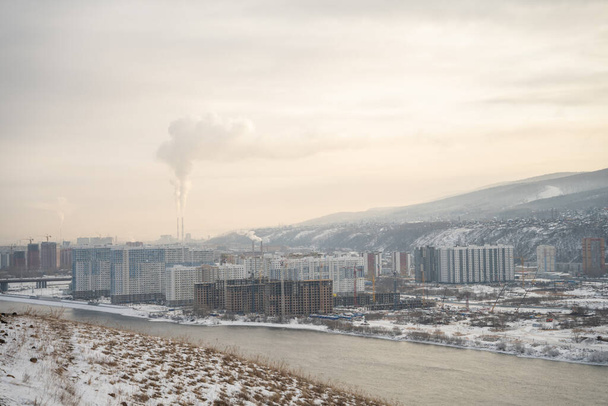 Superbe paysage hivernal. Vue de dessus de la rivière Yenisey parmi les montagnes pittoresques couvertes de neige, la Sibérie. Photo de haute qualité - Photo, image