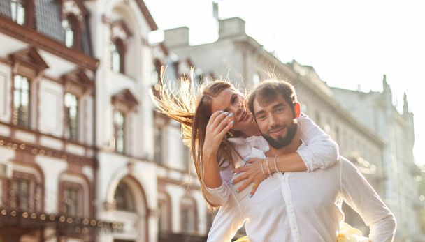 Giovane coppia innamorata divertirsi in città. Amore e romanticismo concetto - Foto, immagini