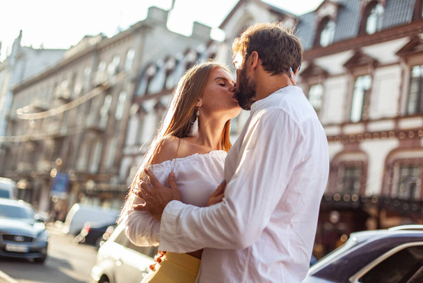 Młoda zakochana para całuje się w mieście. Miłość i romantyczna koncepcja - Zdjęcie, obraz