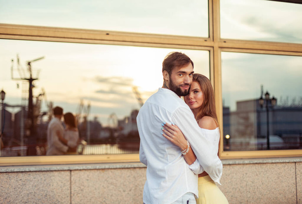 Pari rakastunut, mies ja nainen halaus taustalla ikkunan - Valokuva, kuva