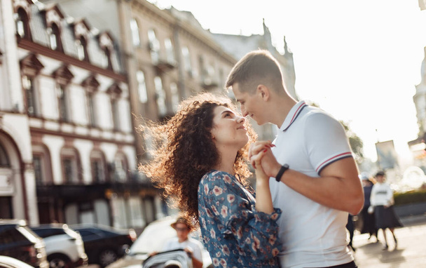 Relationship concept. Young couple in love spend time together in the city - Foto, Bild