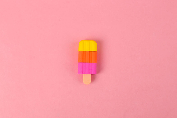 Plastic model of frozen juice ice cream on pink background - Фото, изображение