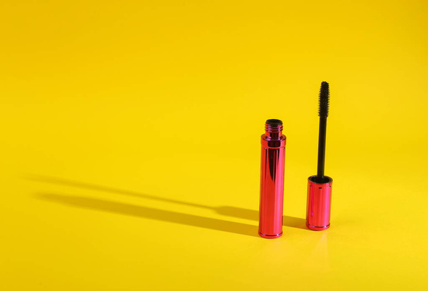 Mascara score on yellow background with long shadow - Foto, immagini