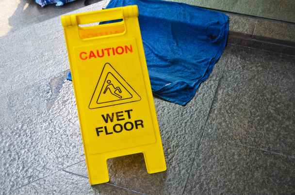 注意事項ぬれた床の警告サイン - 写真・画像