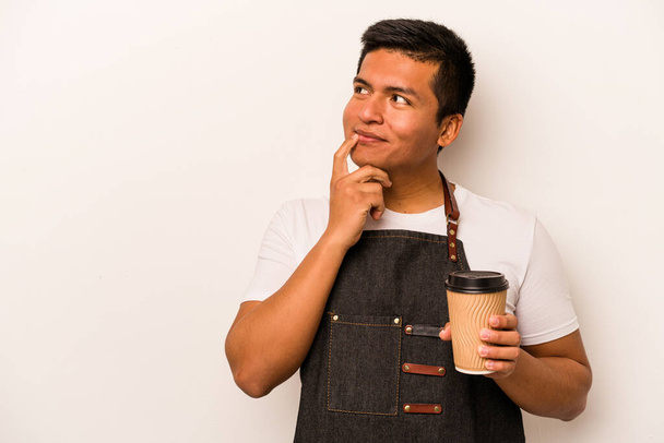 Restaurace hispánský číšník drží odnést kávu izolované na bílém pozadí uvolněné myšlení o něco při pohledu na kopii prostoru. - Fotografie, Obrázek