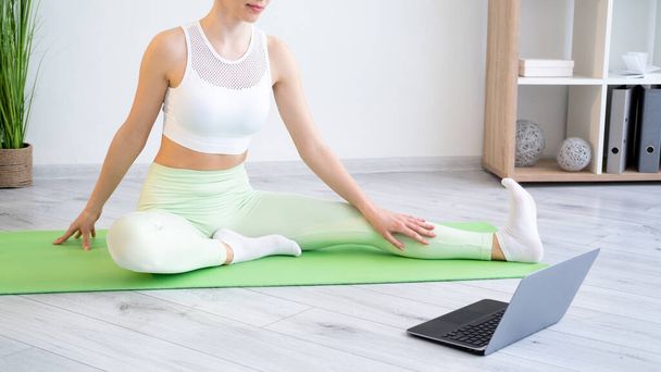 gymnastics online workout leisure woman laptop - Foto, Imagem