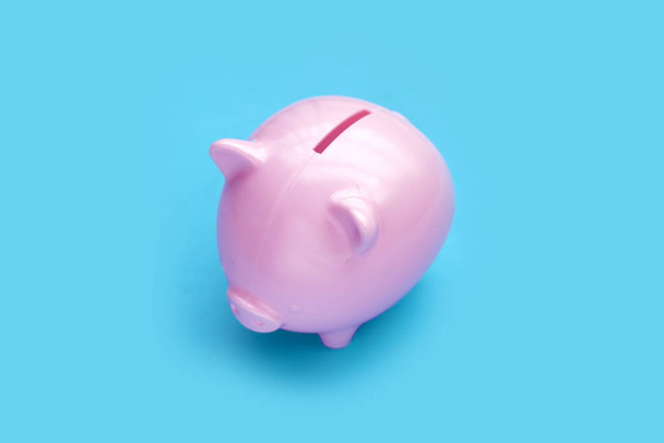 Pink Piggy Bank sobre fondo azul. - Foto, Imagen