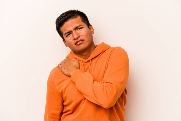 Молодой латиноамериканец, изолированный на белом фоне с болью в плече. - Фото, изображение