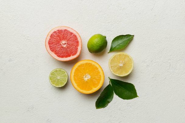 Fruchthintergrund. Bunte frische Früchte auf farbigem Tisch. Orange, Zitrone, Grapefruit Platz für ein gesundes Konzept. Flache Lage, Draufsicht, Kopierraum. - Foto, Bild