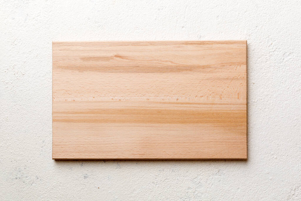 Vista superior da placa de corte de madeira no fundo de cimento. Espaço vazio para o seu design. - Foto, Imagem