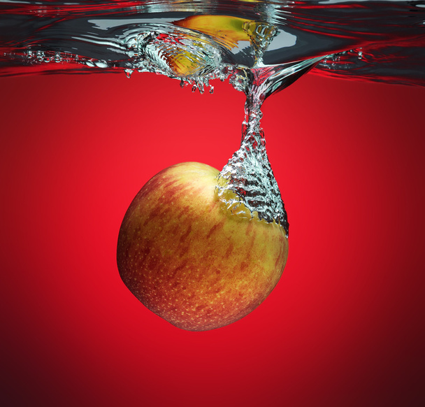 Punainen omena roiskuu veteen
 - Valokuva, kuva