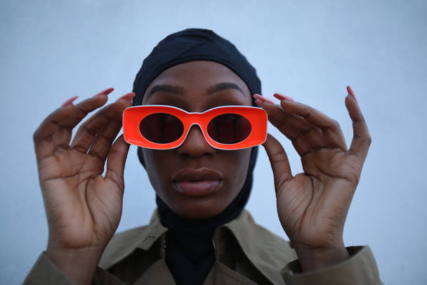 Portrait of fashionable Black woman wearing huge sunglasses, posing outdoor. - Foto, afbeelding