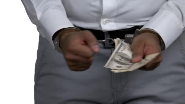 Mann in Handschellen hält Geld in der Nähe. - Filmmaterial, Video