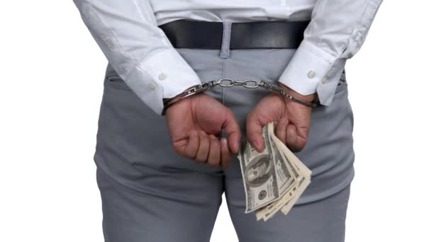 Gearresteerd man in handboeien houden van geld. - Video