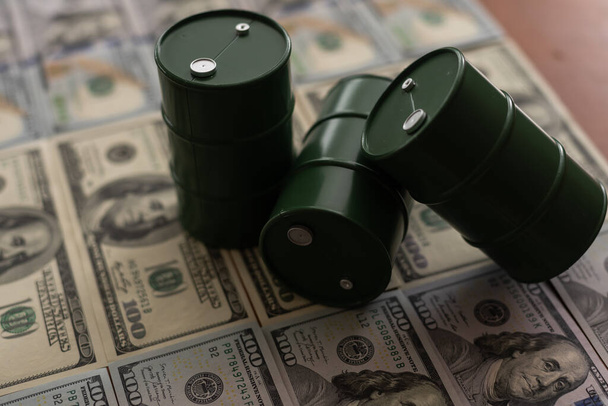 το βαρέλι με το πετρέλαιο των εκατό δολαρίων ΗΠΑ χαρτονομίσματα - Φωτογραφία, εικόνα