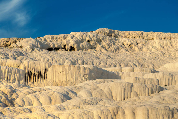Travertine pools and terraces in Pamukkale, Turkey in a beautiful summer day - Fotografie, Obrázek