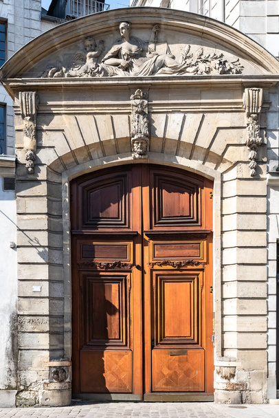 Paris, an ancient sculpted door, beautiful facade in the 6e arrondissement - Fotoğraf, Görsel