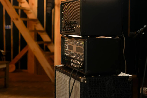 Amplificador para sonido de primer plano en el estudio. Mezclador - Foto, Imagen