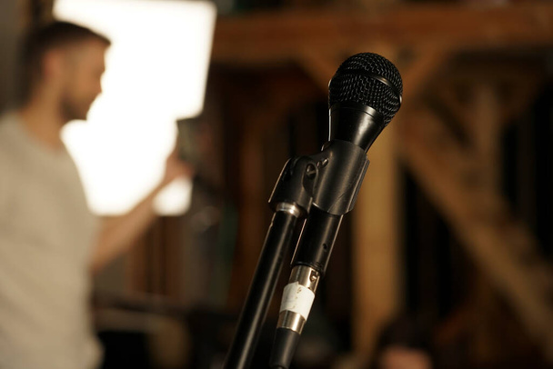 Microfone para gravação de vocais em um estande no estúdio - Foto, Imagem