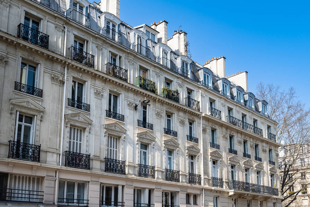 Parijs, luxe parijse gevel in het 6e arrondissement, een chique wijk in het centrum - Foto, afbeelding