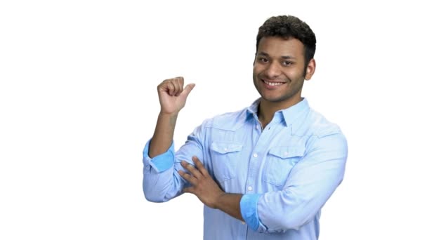 Hombre indio señalando con el pulgar en el espacio de copia
. - Metraje, vídeo