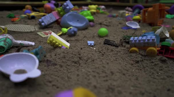 Oekraïense kinderoorlog. speelgoed op de grond. dakloze kinderen hopeloosheid ruïnes van bommen. bange slachtoffers van terrorisme. Een gebroken familiecrisis. Oekraïne - Video