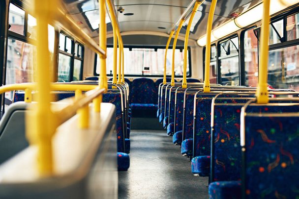 Diese Sitze müssen besetzt werden. Schnappschuss von leeren Sitzen in einem öffentlichen Bus. - Foto, Bild