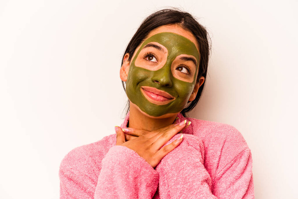 Mladá hispánská žena nosí obličejovou masku izolované na bílém pozadí - Fotografie, Obrázek