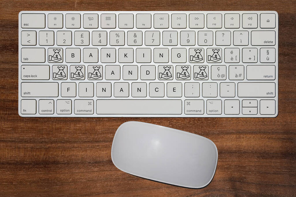 Fantasievolle Tastatur, die das Konzept von Internet-Banking und Finanzen ausdrückt - Foto, Bild