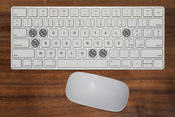 Воображаемая клавиатура, выражающая концепцию Digital Business World - Фото, изображение