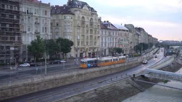 Budapešť, Maďarsko - nov, 2021 Budapešť Dunaj nábřeží žlutá tramvaj  - Záběry, video