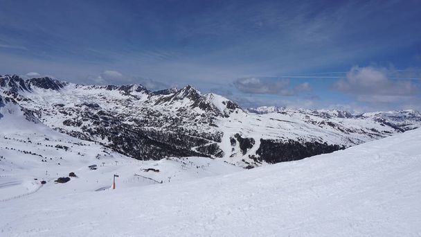 krajiny lyžařského střediska Grandvalira v Pyrenejích v Andorře za slunečného dne v dubnu - Fotografie, Obrázek