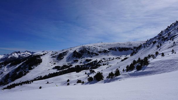 landscapes of the Grandvalira ski resort in the Pyrenees in Andorra on a sunny day in April - Foto, Imagen