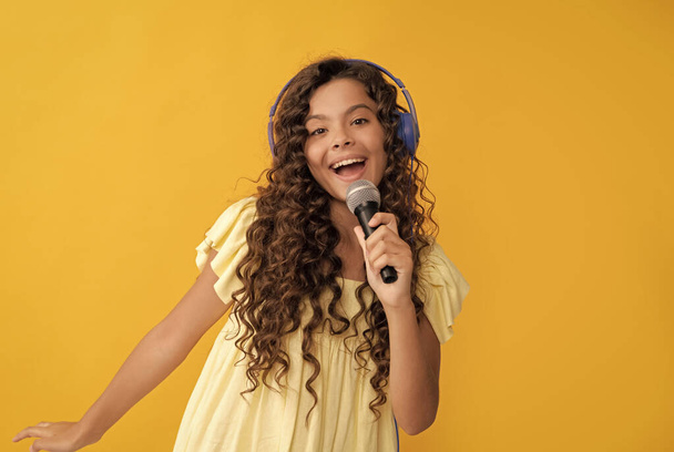 Çocuk şarkıcı mikrofonda karaoke söylüyor. Online vokal eğitimi. Okula geri dön.. - Fotoğraf, Görsel