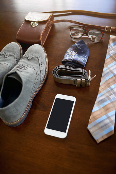 Bereid je voor op succes. Hoge hoek opname van een stijlvolle business outfit en accessoires op een tafel. - Foto, afbeelding