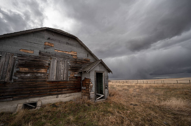 Bâtiments agricoles abandonnés en Alberta au début du printemps. - Photo, image