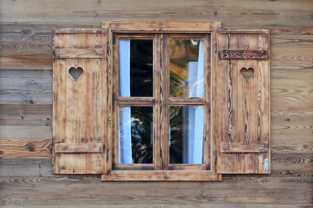 Okno dřevěné chatě se srdíčky v rolety - Fotografie, Obrázek