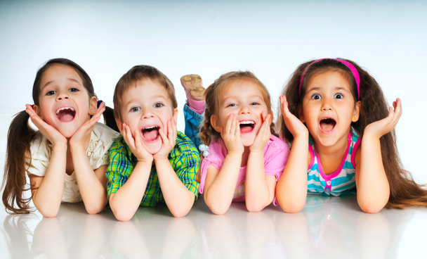 Pequeños niños riendo
 - Foto, Imagen