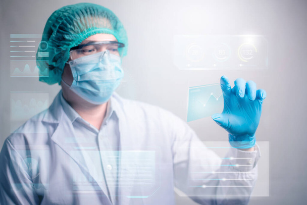 Γιατρός κρατώντας διαφανές δισκίο με φουτουριστικό οθόνη hud tablet.Innovative στην επιστήμη και την ιατρική έννοια. - Φωτογραφία, εικόνα