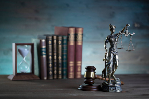 Oficina de abogados. Composición de los símbolos de la ley: martillo de jueces, escultura temática, escala y libros legales. - Foto, imagen