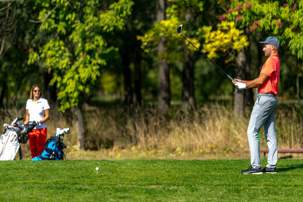 Пара на відпочинку в гольф, красива сонячна погода
 - Фото, зображення