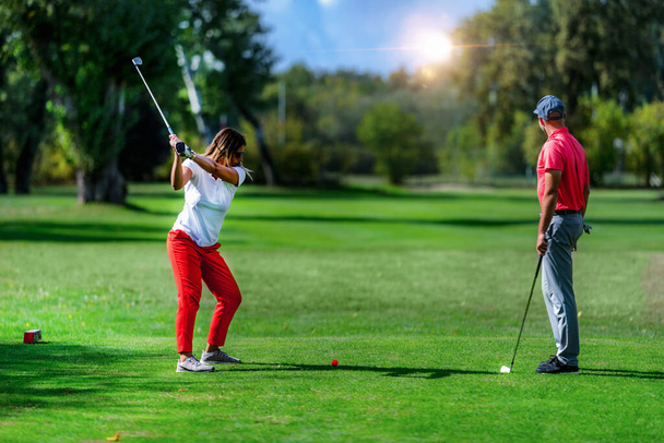Golfová dovolená pro páry, golf v krásném slunečném počasí - Fotografie, Obrázek