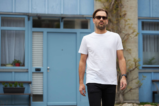 White blank t-shirt on a hipster handsome male model with space for your logo or design in casual urban style - Φωτογραφία, εικόνα