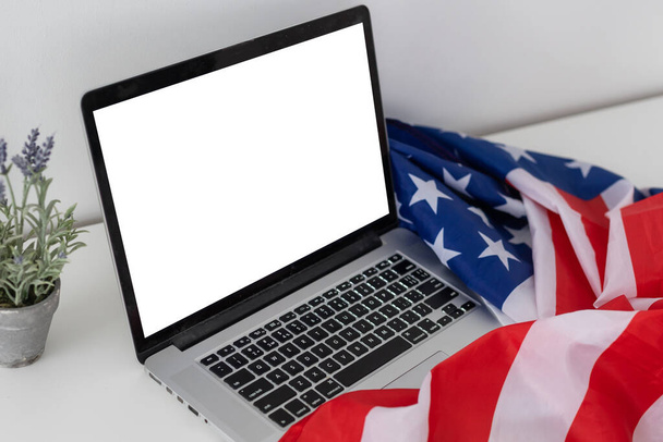 USA Memorial day, Presidents day, Veterans day, Labor day, o 4 luglio celebrazione. Schermo bianco sul computer portatile moderno per il design del mockup sulla bandiera nazionale USA - Foto, immagini