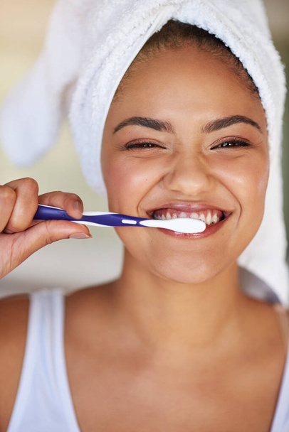 Sağlıklı dişler mutlu dişlerdir. Dişlerini fırçalayan mutlu ve çekici genç bir kadının portresi.. - Fotoğraf, Görsel