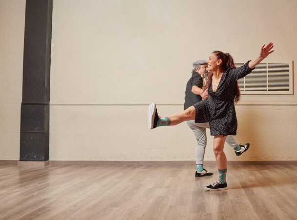 Lindy Hop profesor pareja en un salón de baile - Foto, imagen