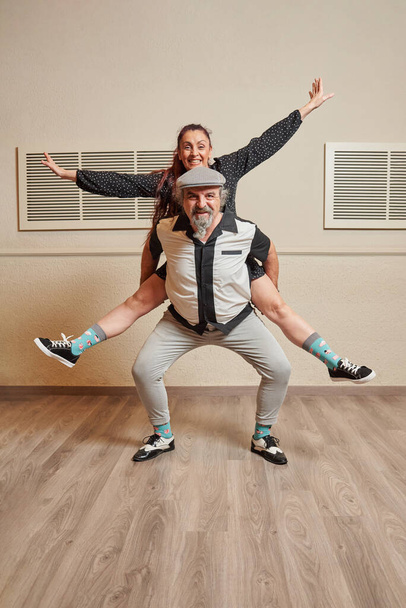 Senior adulte couple danse lindy hop dans une salle de bal - Photo, image