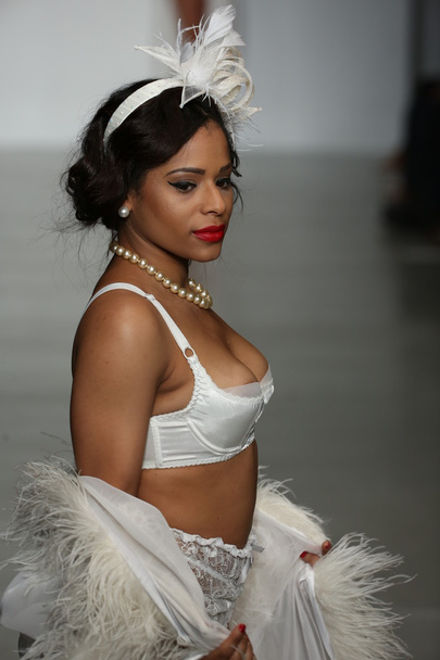Model walks runway wearing Secrets in Lace lingerie Spring 2015 collection - Foto, afbeelding