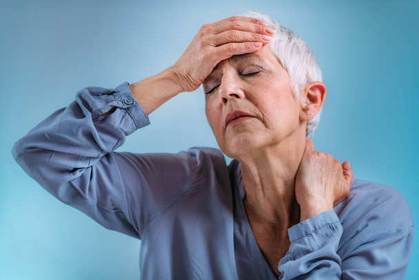Idős nő erős migrénes fejfájással. - Fotó, kép
