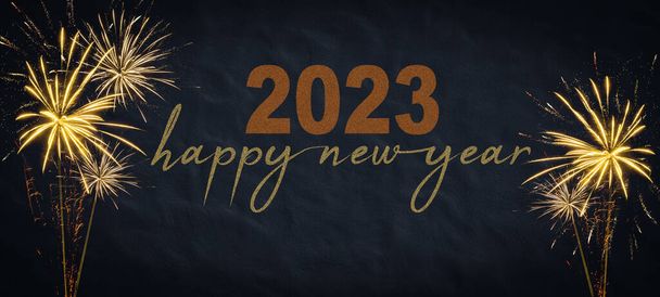 Silvester 2023 Gelukkig Nieuwjaar Oudejaarsavond Feest achtergrond banner panorama lang- vuurwerk vuurwerk op rustieke donkerblauwe nacht lucht textuur - Foto, afbeelding